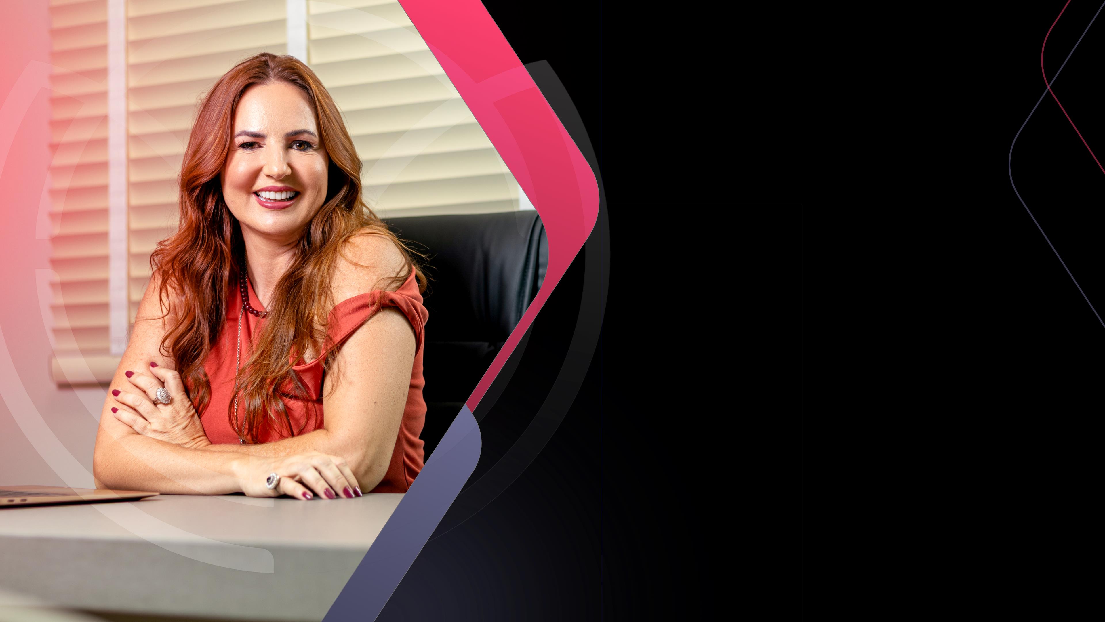 Elisângela Lima sentada em seu ambiente de trabalho, na foto original de sua apresentação
